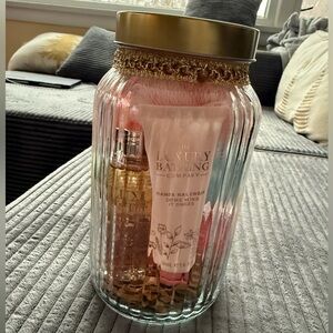 Hand & Nail Cream & Body Wash Set